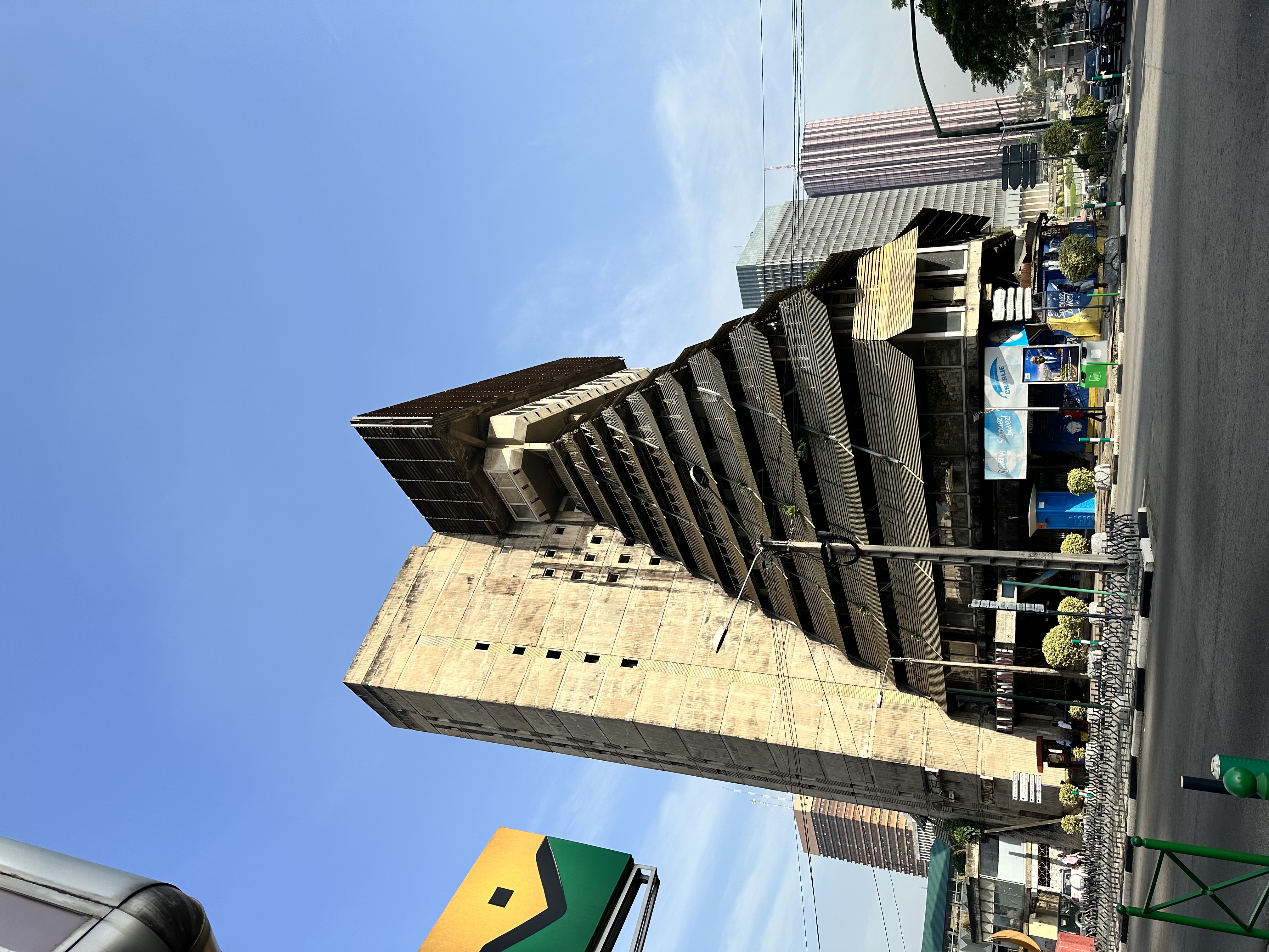 Architecture urbaine à Abidjan, sous un ciel bleu